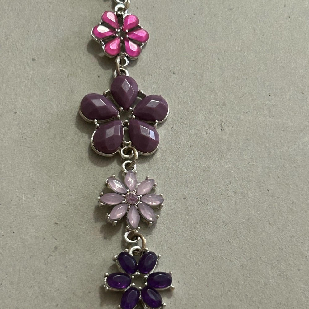 Women’s vintage Avon bracelet.Silver tone with beautiful purple and pink flowers